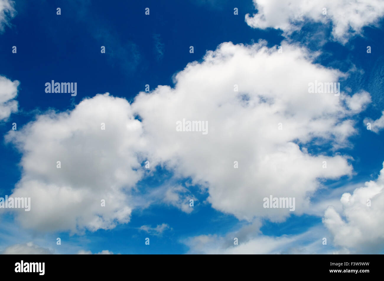 Blue sky con cotone come nuvole Foto Stock