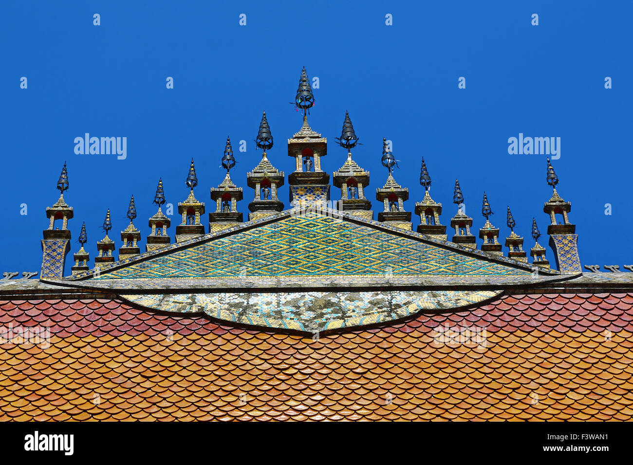 La decorazione del tetto a Wat Nong Sikhounmuang tempio, Luang Prabang, Laos Foto Stock
