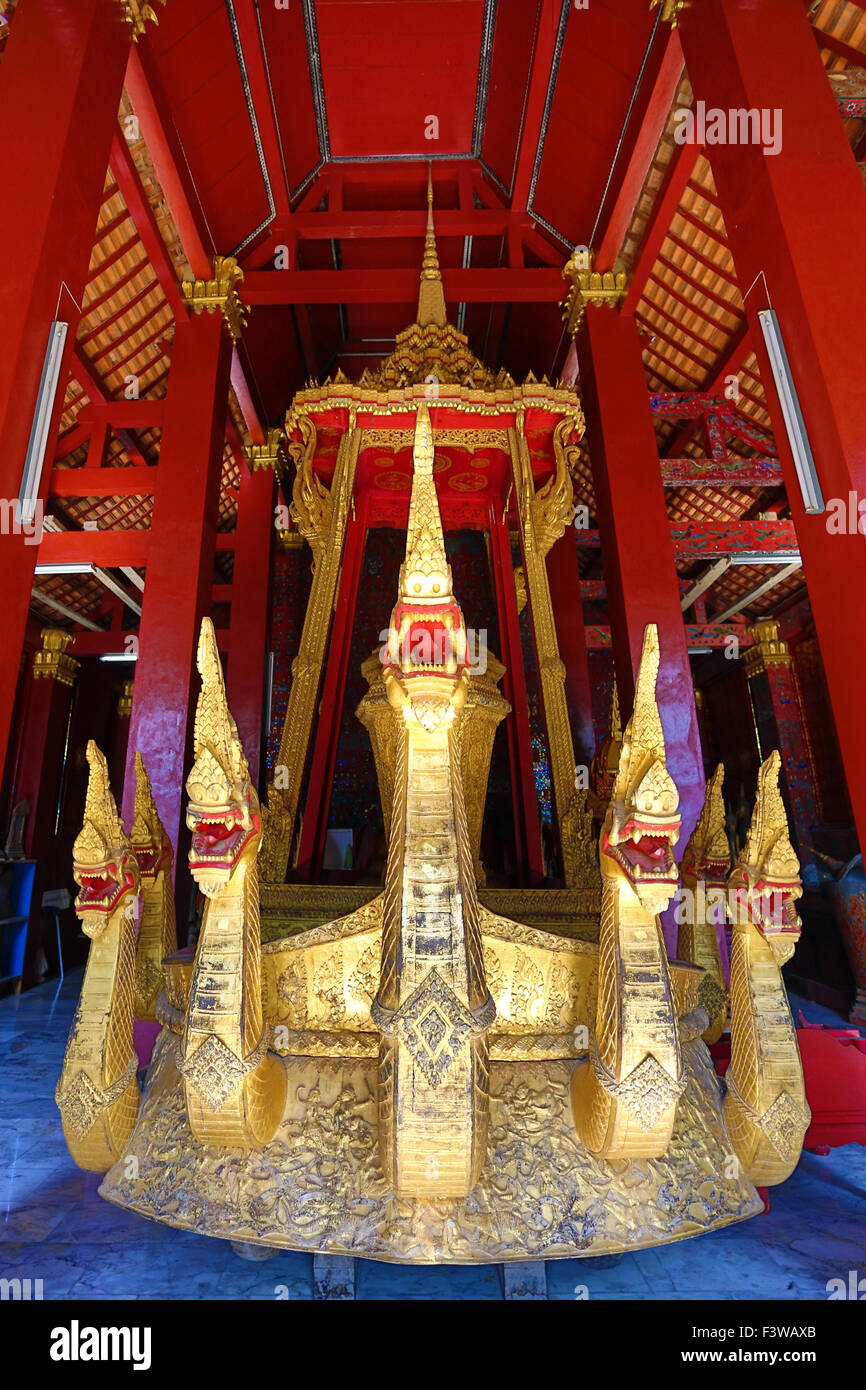 Naga sul golden cerimoniale di includersi nella cappella funebre di Iva Xieng Thong tempio, Luang Prabang, Laos Foto Stock