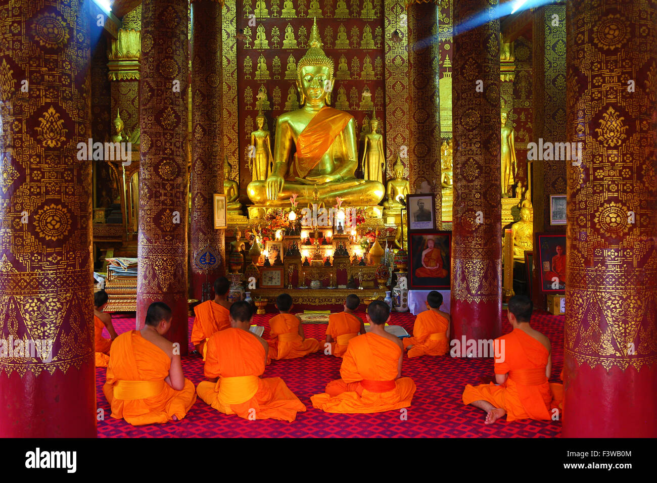 I monaci buddisti al culto in Wat Sen tempio a Luang Prabang, Laos Foto Stock