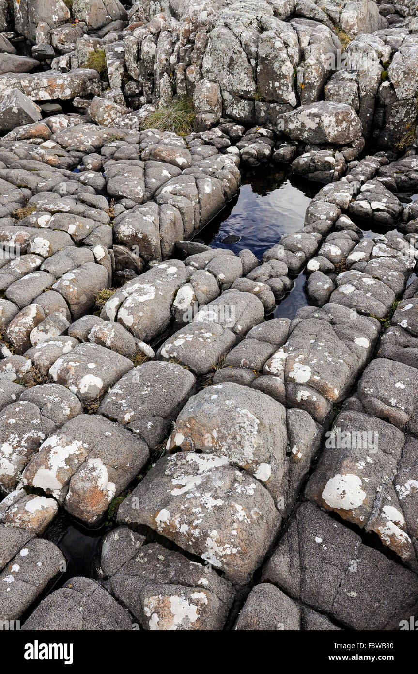 Geologia a Neist punto sull'Isola di Skye. Blocco quadrato di rocce. Foto Stock