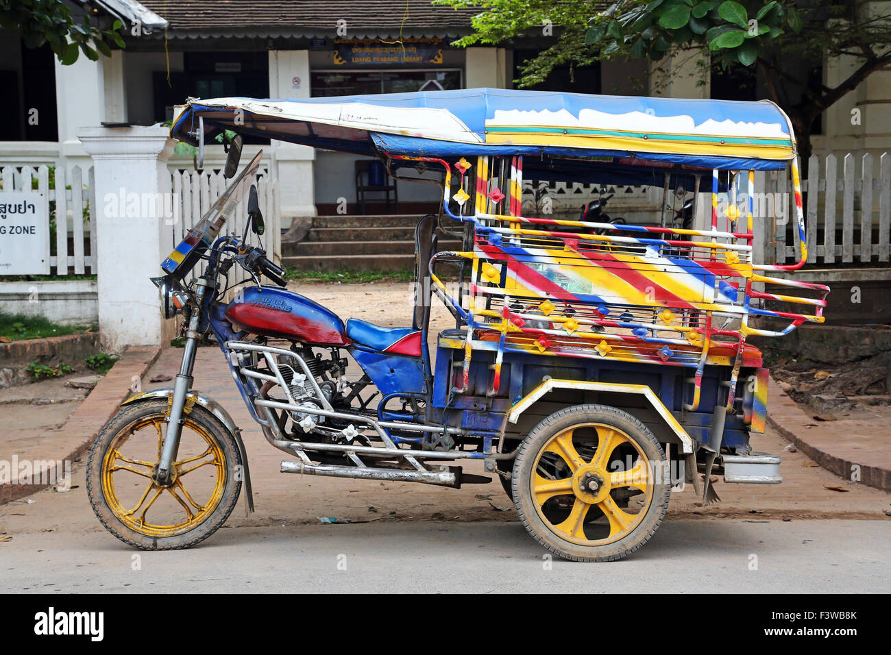 A tre ruote Tuk Tuk taxi a Luang Prabang, Laos Foto Stock