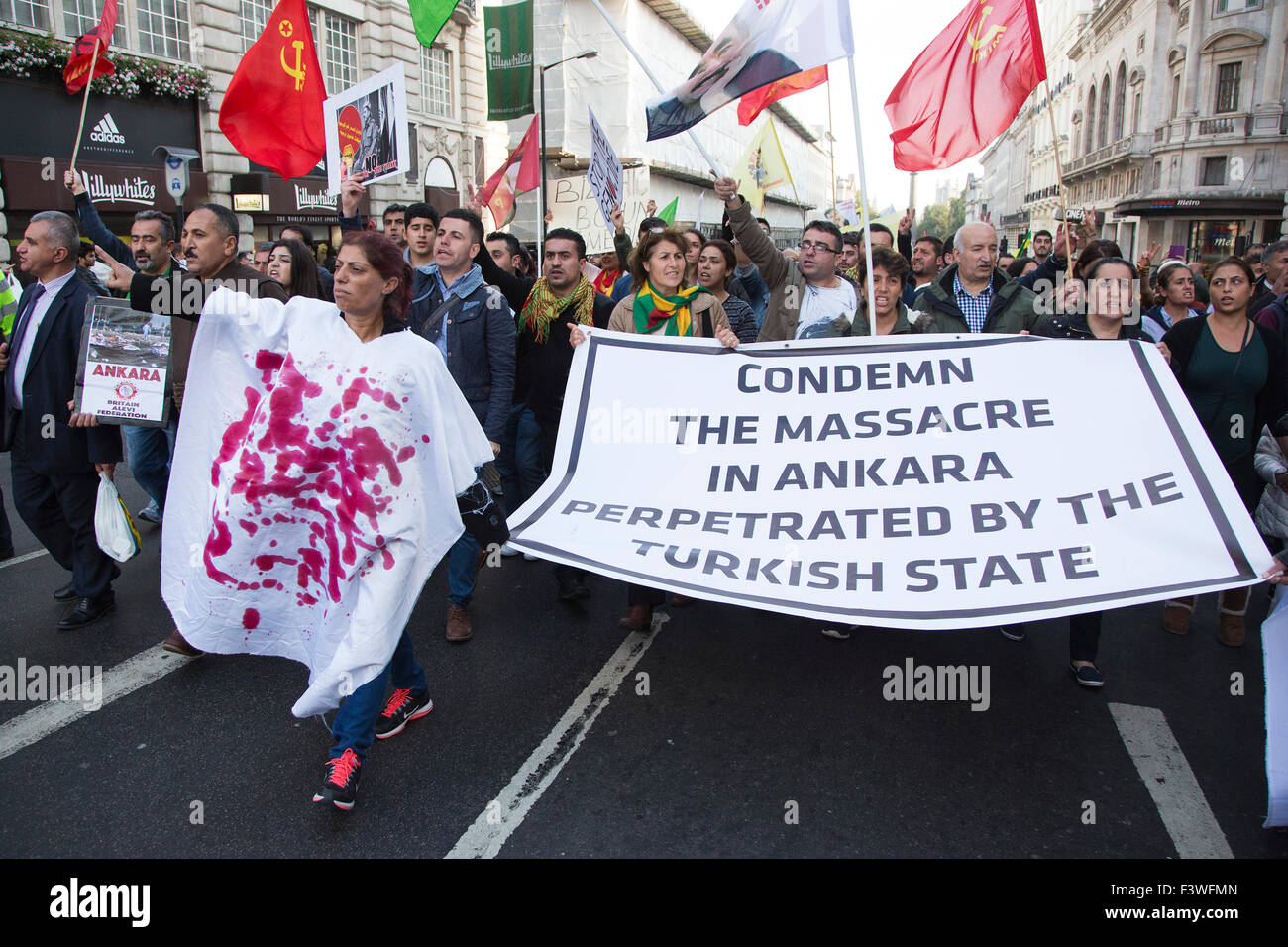 Londra, Regno Unito. 11/10/2015. I manifestanti in Regent Street. Parecchie migliaia di curdi e turchi hanno marciato da Downing Street per la BBC ha sede a Langham Place, per protestare contro le bombe di Ankara che ha provocato la morte di molte persone per partecipare a una dimostrazione di pace. Foto Stock