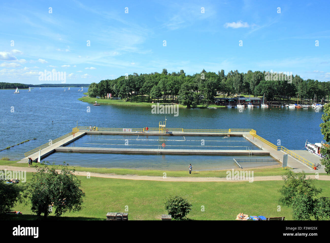 Spiaggia al lago con le guardie costiere Foto Stock