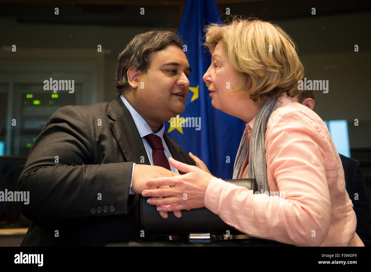 Membro del Parlamento Europeo (MEP) Claude MORAES e Elspeth Guild dal Centro per gli studi di politica europea (CEPS) durante la presentazione della relazione "La detenzione illegale di prigionieri nell'UE da parte della CIA' presso il Parlamento Europeo con sede a Bruxelles, in Belgio, il 13.10.2015 da Wiktor Dabkowski Foto Stock