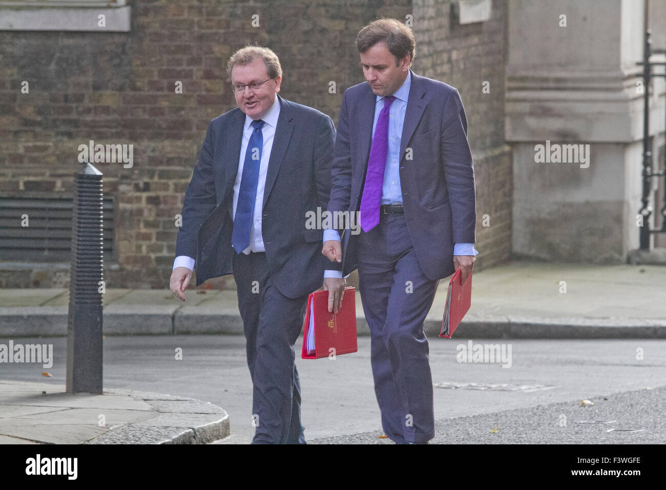 Westminster London,UK. 13 ottobre 2015. David Mundell MP, Segretario per la Scozia (sinistra) Portfolio arriva con Greg mani (a destra) Primo segretario al Tesoro a Downing settimanale per la riunione di gabinetto Credito: amer ghazzal/Alamy Live News Foto Stock