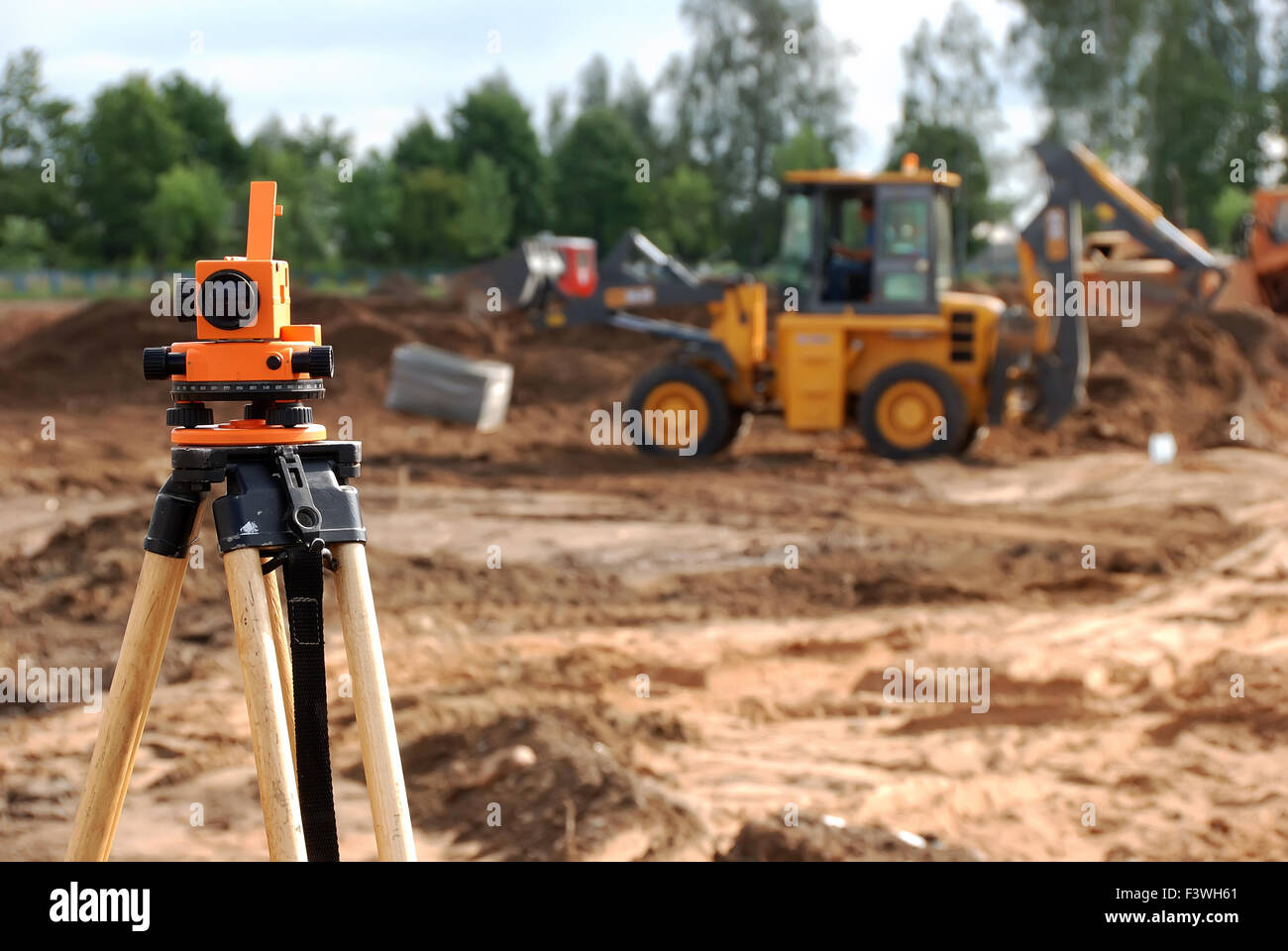 Teodolite al sito in costruzione Foto Stock