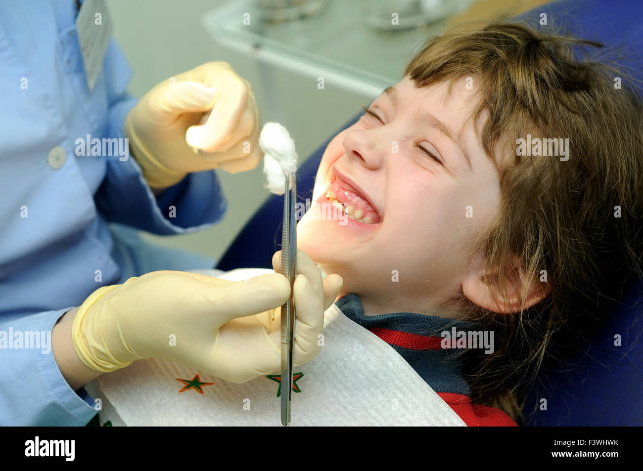 Ragazza sorridente in un esame di dentista Foto Stock