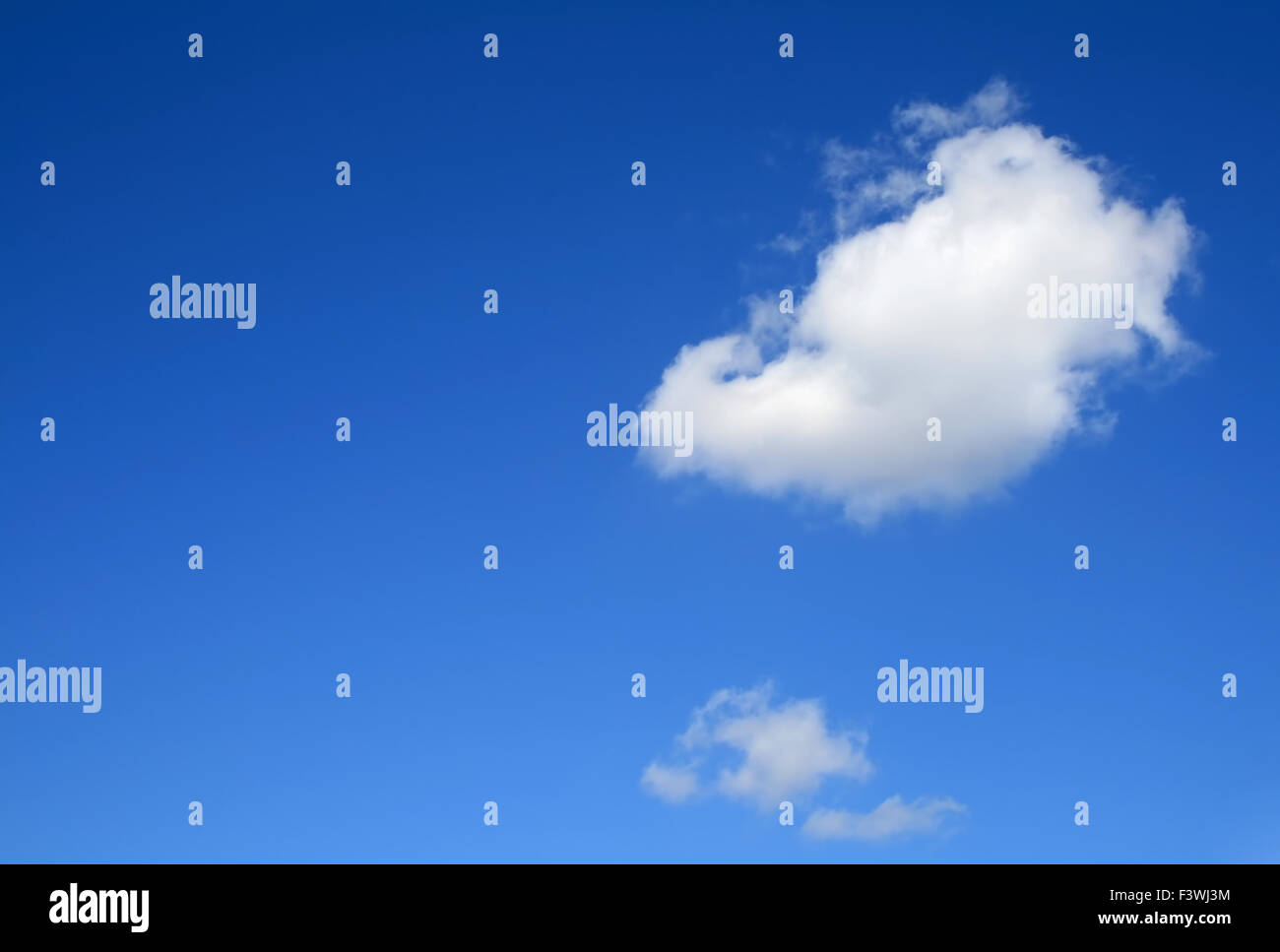 Chiaro cielo blu con nuvole diversi Foto Stock