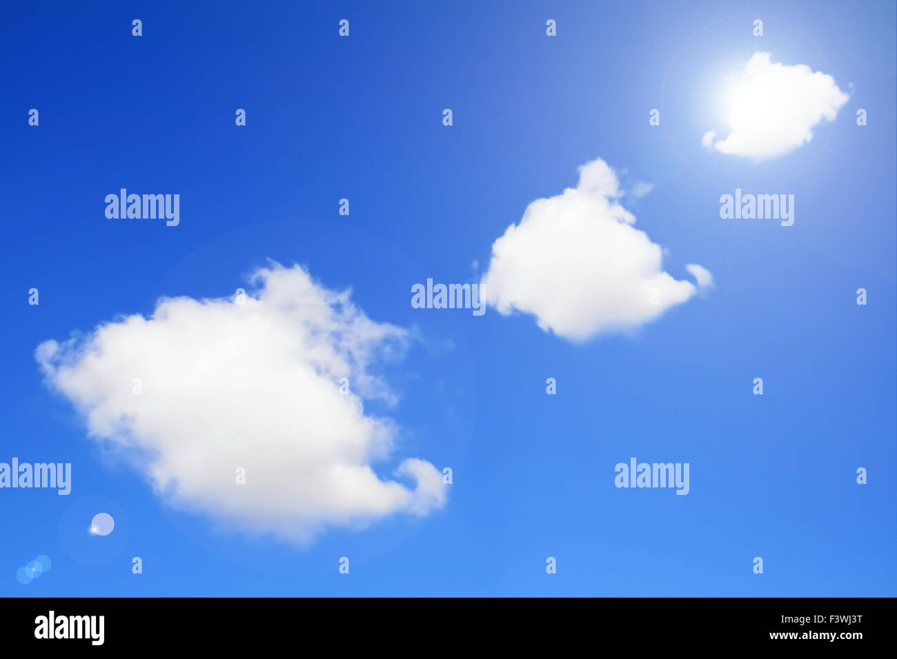 Chiaro cielo blu con nuvole diversi Foto Stock