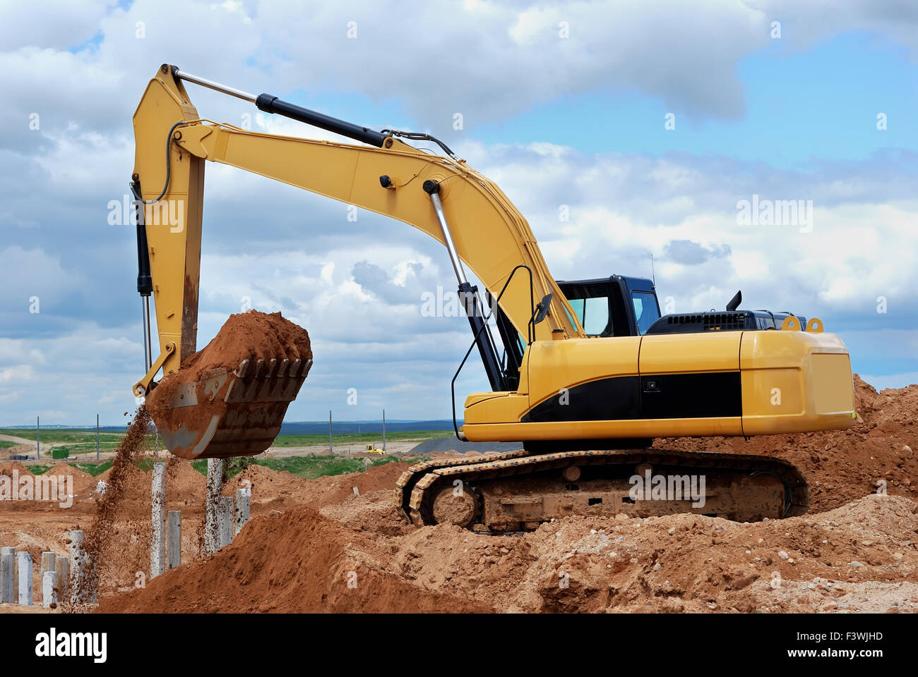 Caricatore escavatore a sito in costruzione Foto Stock