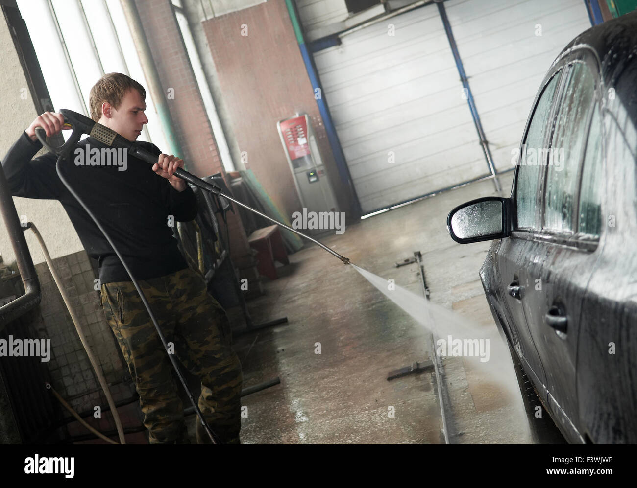 Auto pulizia con acqua pressurizzata Foto Stock