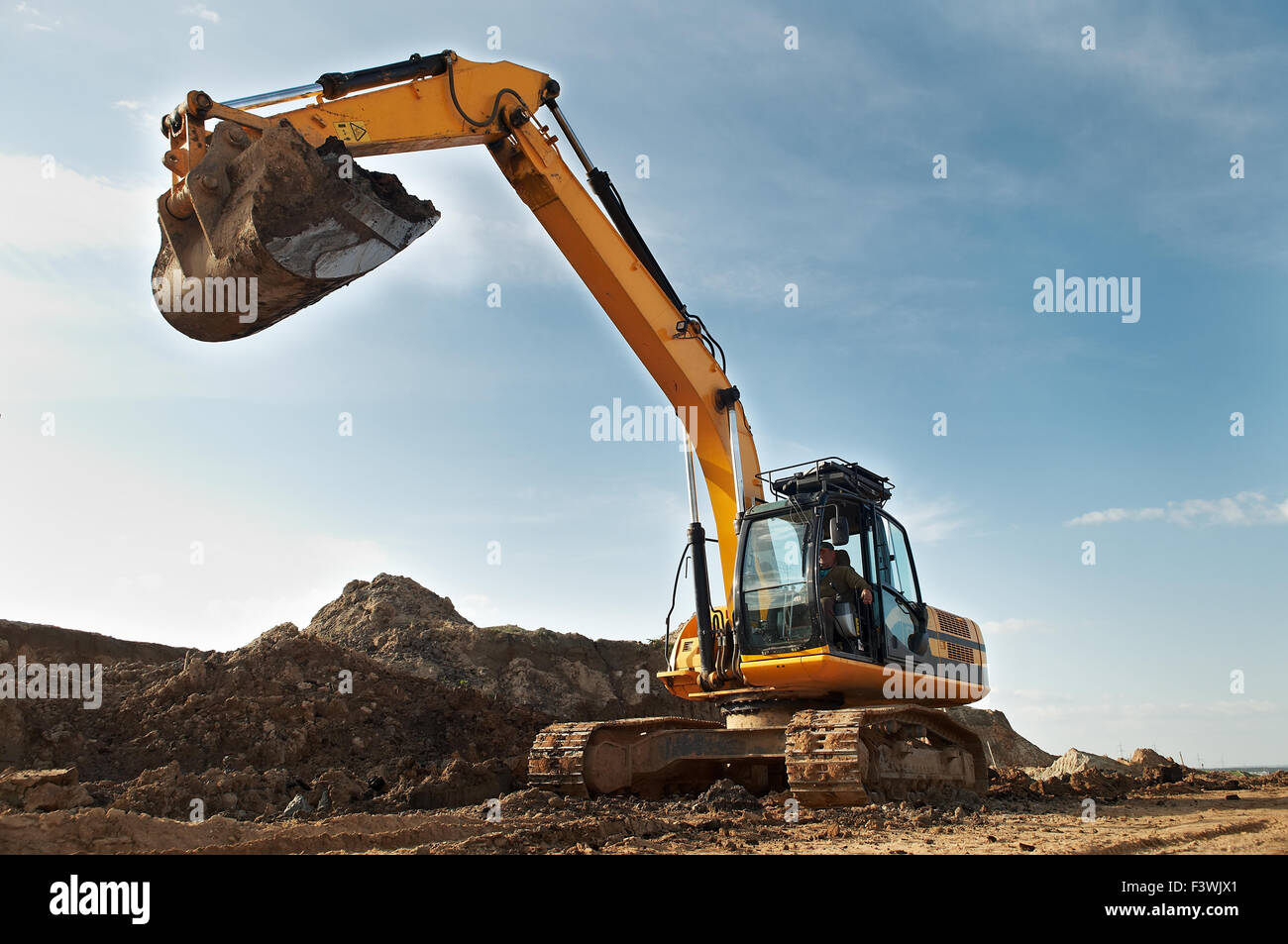 Caricatore escavatore in costruzione area buca di sabbia Foto Stock
