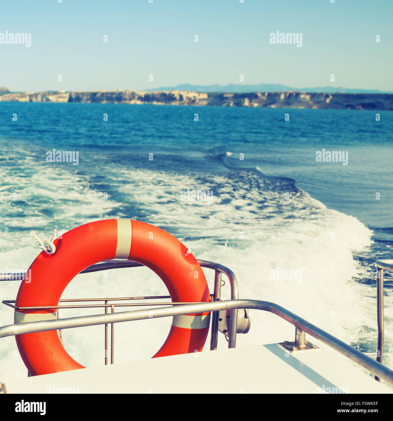 Ciambella rosso appeso sulla poppa della sicurezza veloce barca di salvataggio. Vintage correzione tonale foto filtro, vecchio stile di effetto Foto Stock