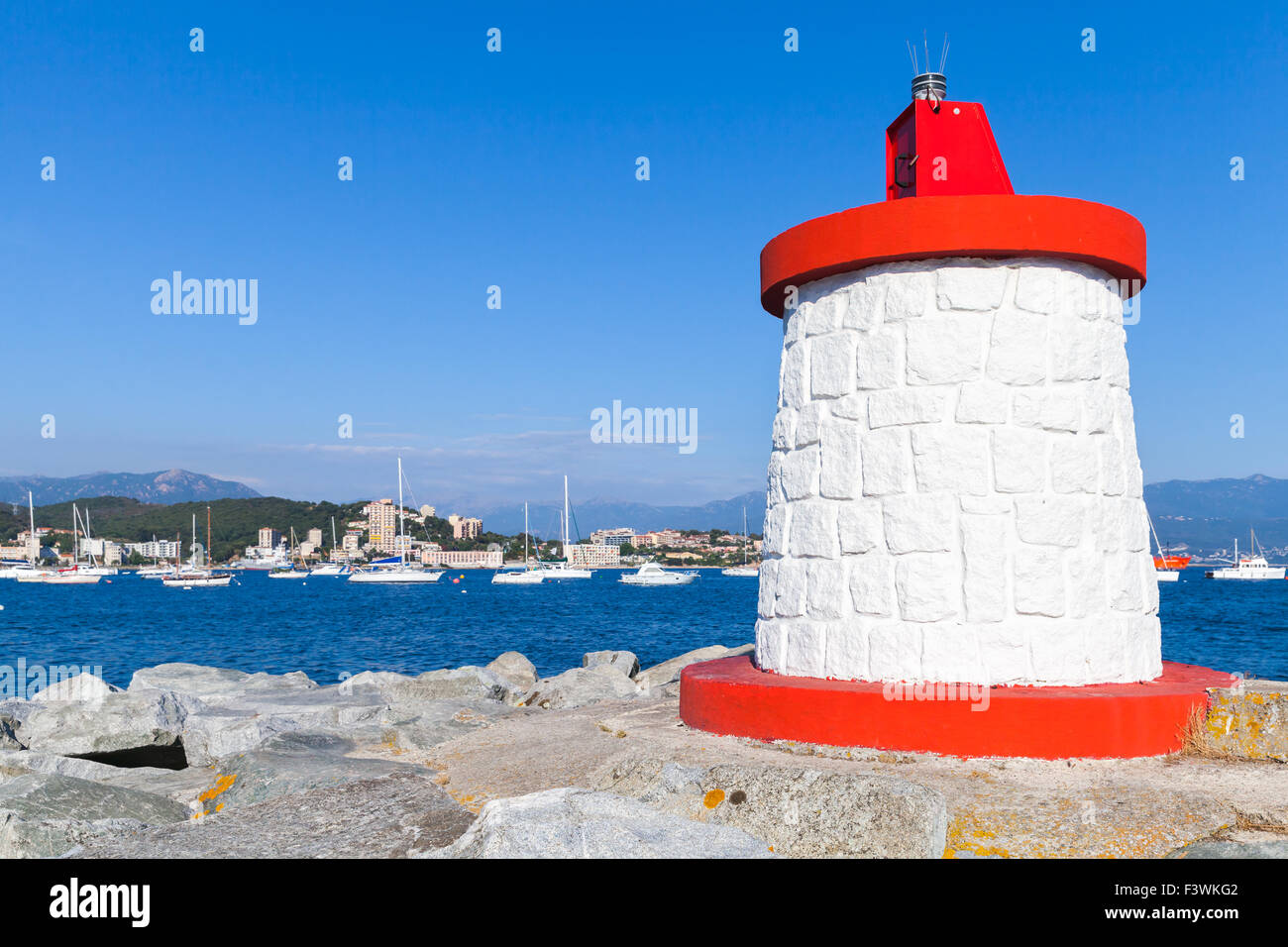 Ajaccio marina molo di ingresso con il rosso e bianco di torre faro, Corsica, Francia Foto Stock