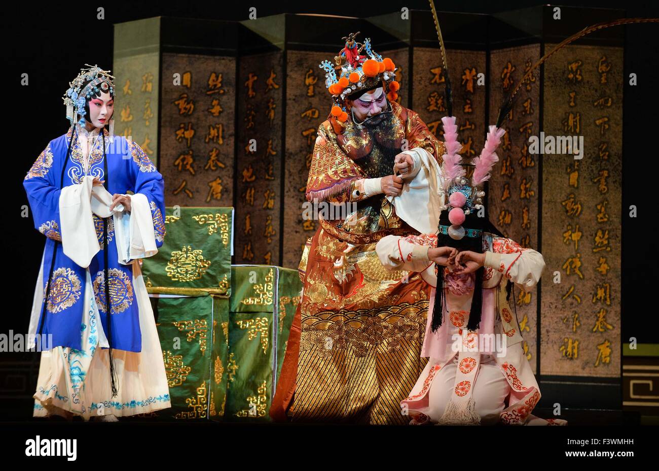 Suzhou, cinese della provincia di Jiangsu. Xii oct, 2015. Artisti eseguono il Kunju Opera presso i Poli Grand Theatre di Kunshan cultura e arte in centro durante il spettacolo di apertura del sesto Cina Kunju Art Festival di Suzhou, est cinese della provincia di Jiangsu, Ottobre 12, 2015. Diciassette Kunju selezionato opera mostra portato da 13 gruppi, compresi 2 dal sud-est della Cina di Taiwan, verrà mostrata al pubblico da ottobre 12 a 19. Kunju opera o Kunqu opera, è un cinese tradizionale di eseguire la tecnica con una storia di 600 anni. © Ji Chunpeng/Xinhua/Alamy Live News Foto Stock