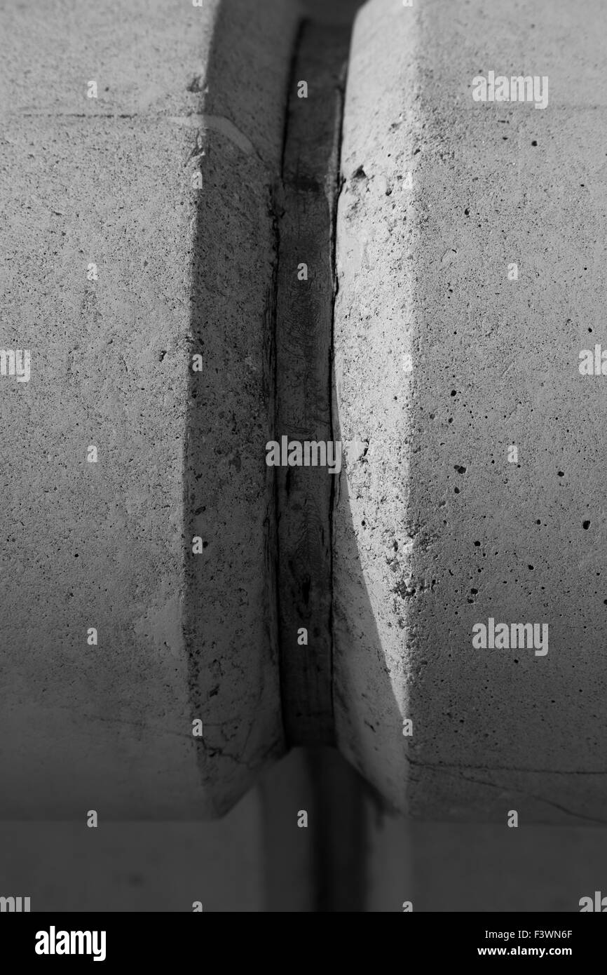 Uniti arrotondata / cemento cemento spinto insieme parte di un molo di Kent, grigio diverse sfumature di grigio e un'ombra in uniforme Foto Stock