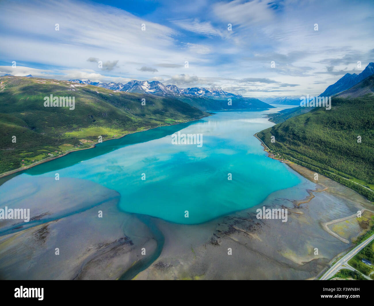 Vista aerea di acque turchesi del fiordo di Lyngen in Norvegia Foto Stock