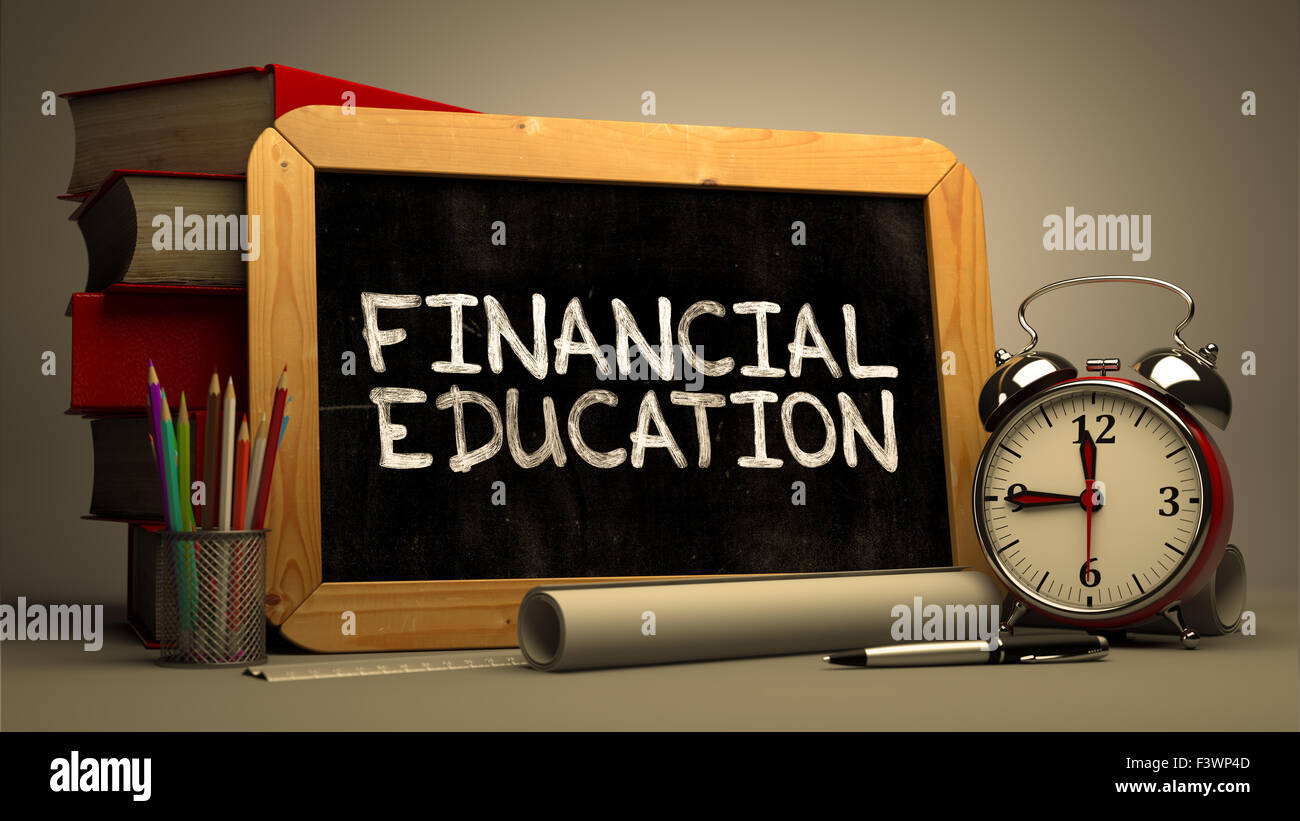 L'istruzione finanziaria manoscritte da bianco gesso su una lavagna. Composizione con piccole Chalkboard e pila di libri, Cloc allarme Foto Stock