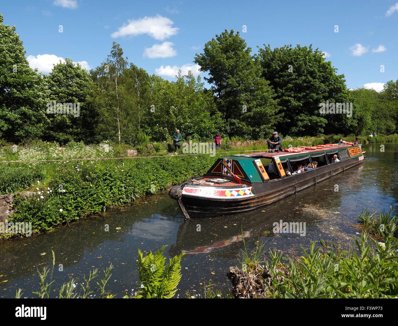 Barge viene tirato su la Cromford Canal vicino a Matlock Derbyshire in Inghilterra Foto Stock