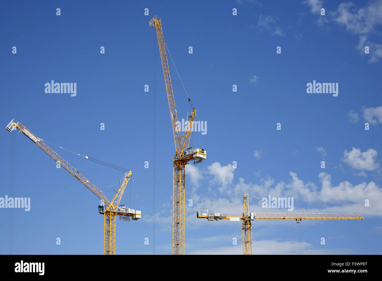 Tre gialli gru a torre. Foto Stock