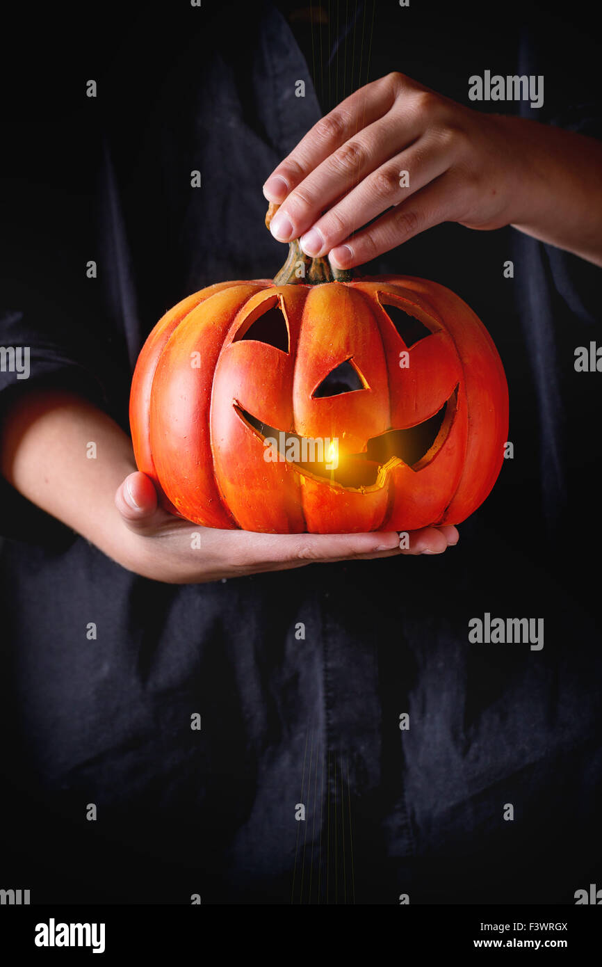 Zucca di Halloween lanterna nel bambino le mani Foto Stock