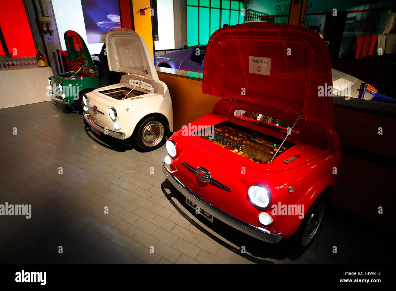 Fiat 500 style frigoriferi presso la nuova sede del Garage Italia dogana in  Italia, a Milano, presso il sito dell'ex Agip garage o Foto stock - Alamy