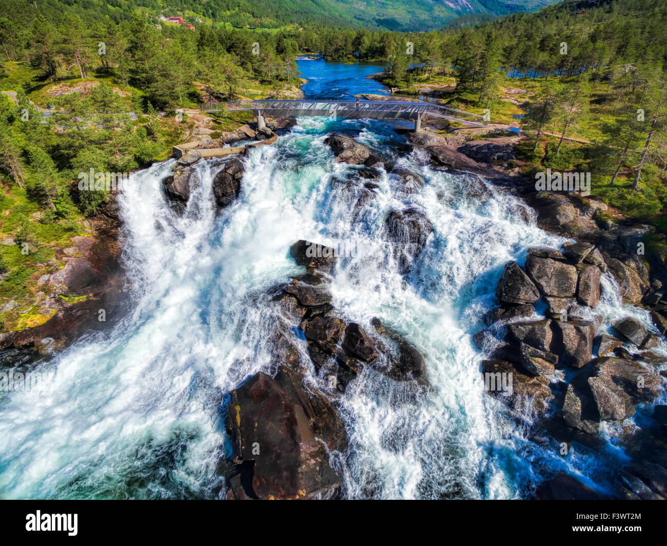 Vista aerea di famose cascate norvegesi Likholefossen su Gaularfjellet nazionale strada turistica Foto Stock