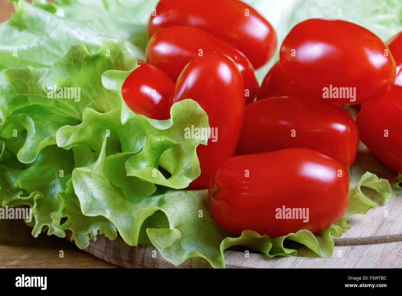 Pomodorini e foglie di insalata close up Foto Stock