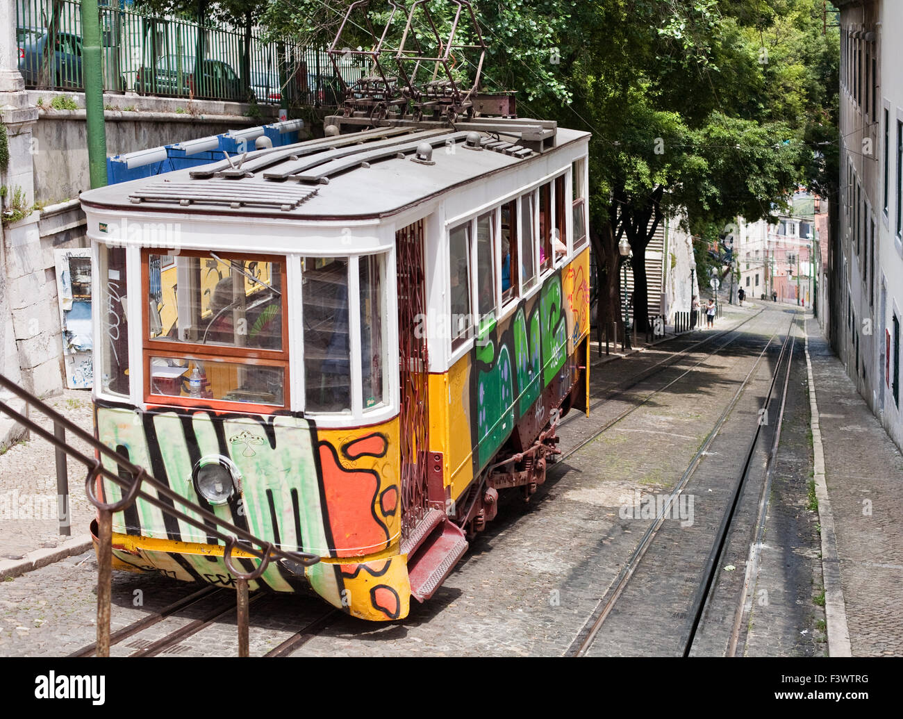 Strada di Lisbona con il tram n. Foto Stock