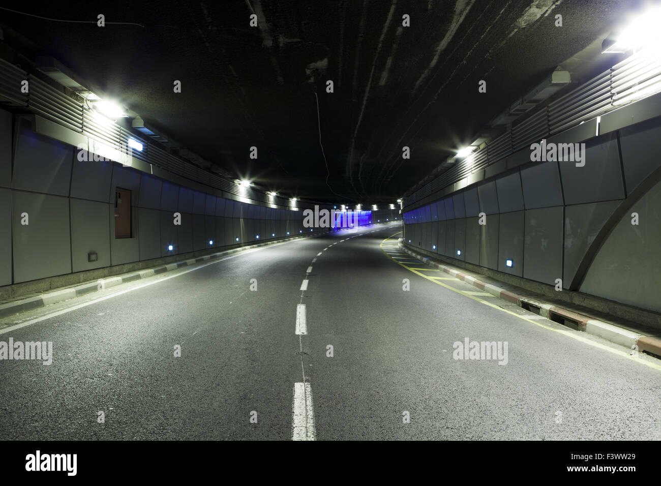 Interno della galleria urbana senza traffico Foto Stock