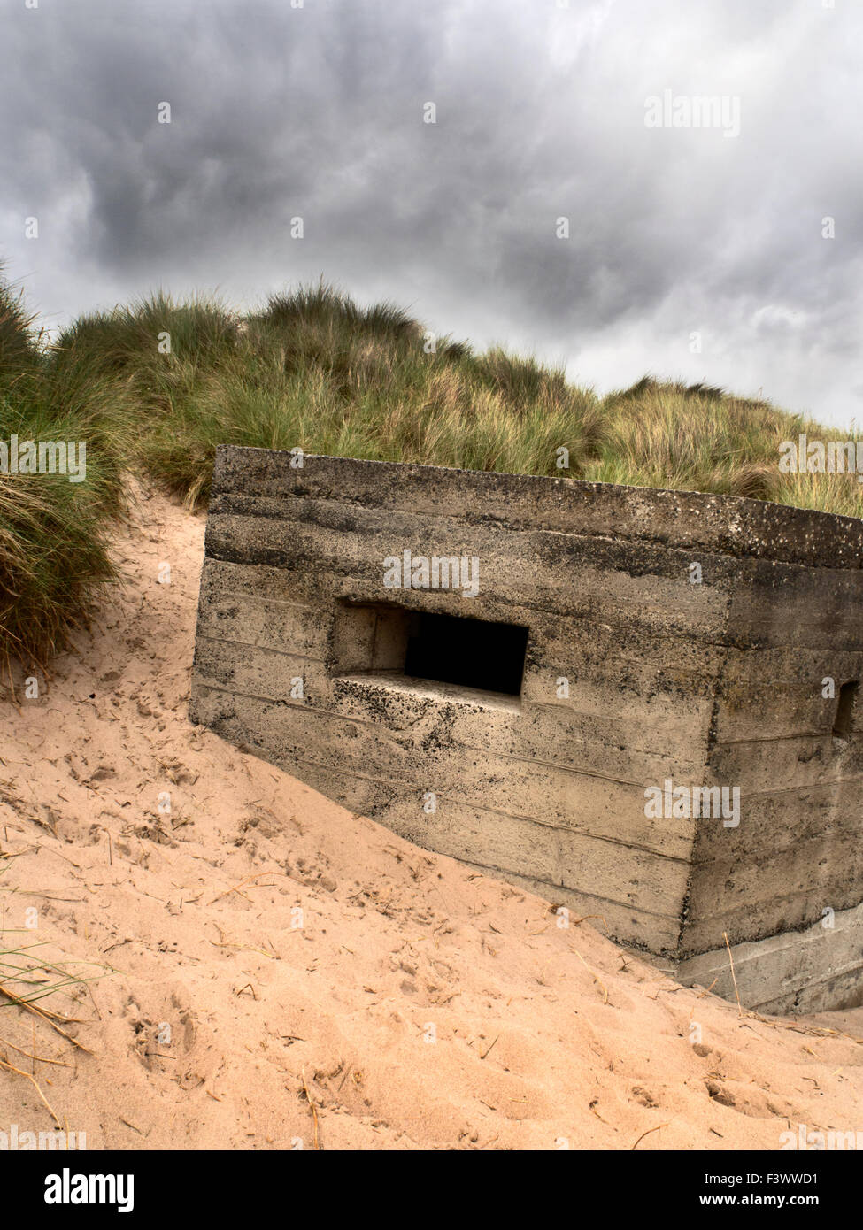 II Guerra Mondiale scatola di pillole a Druridge Bay vicino a camminare in riva al mare sulla costa di Northumberland Inghilterra Foto Stock