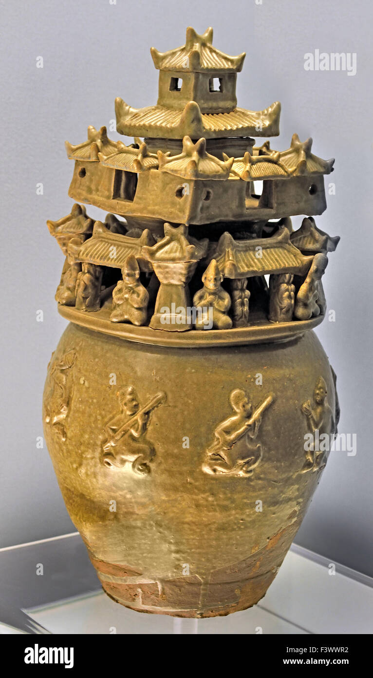 "Verde" Jar con modellato statuine umane, ed edifici ( Western Jin cultura AD 265 - 317 ) al Museo di Shanghai di Antica Arte Cinese Cina Foto Stock