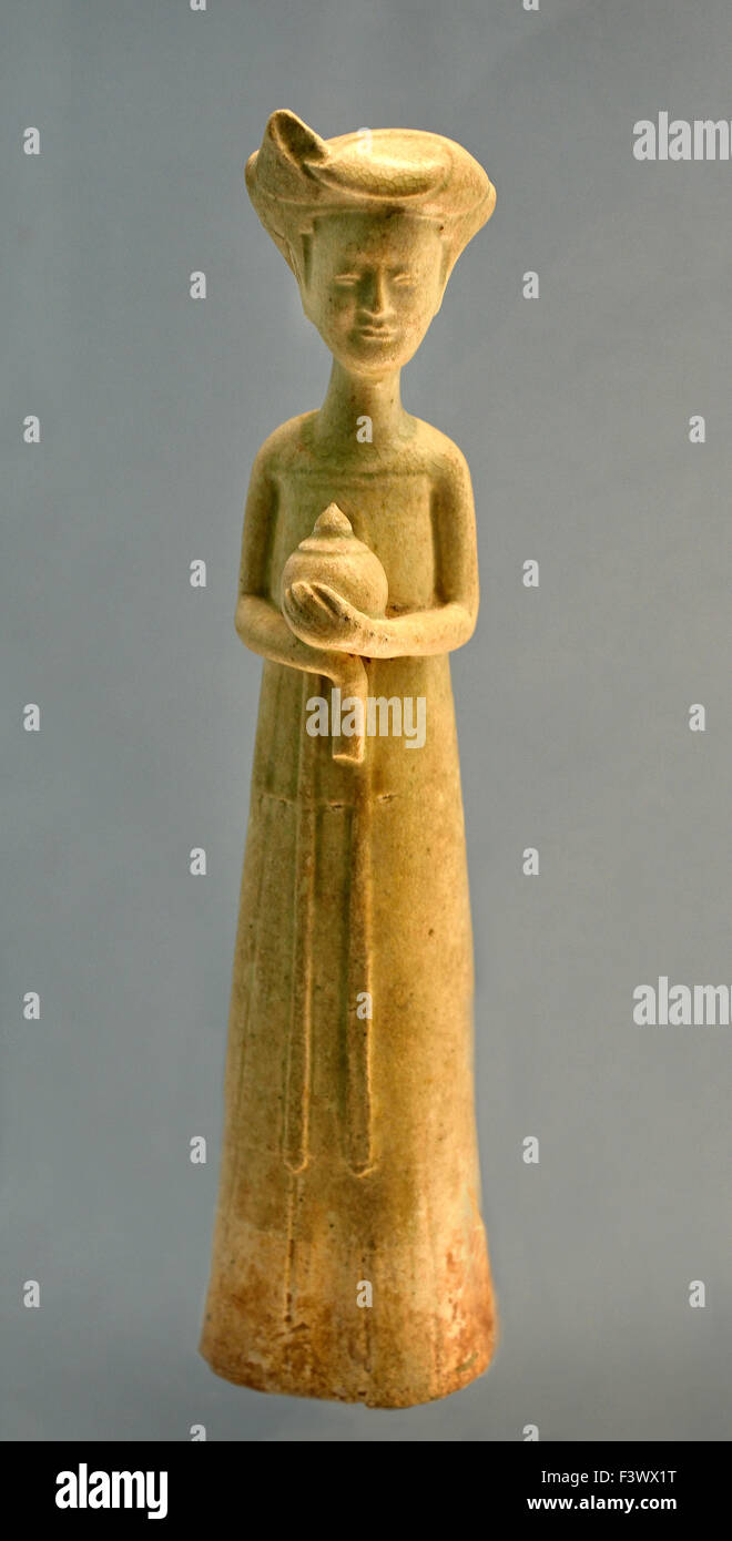 Bianco in ceramica smaltata figurina di donna tenendo un vasetto ( Sui cultura AD 581 -618 ) al Museo di Shanghai di Antica Arte Cinese Cina Foto Stock