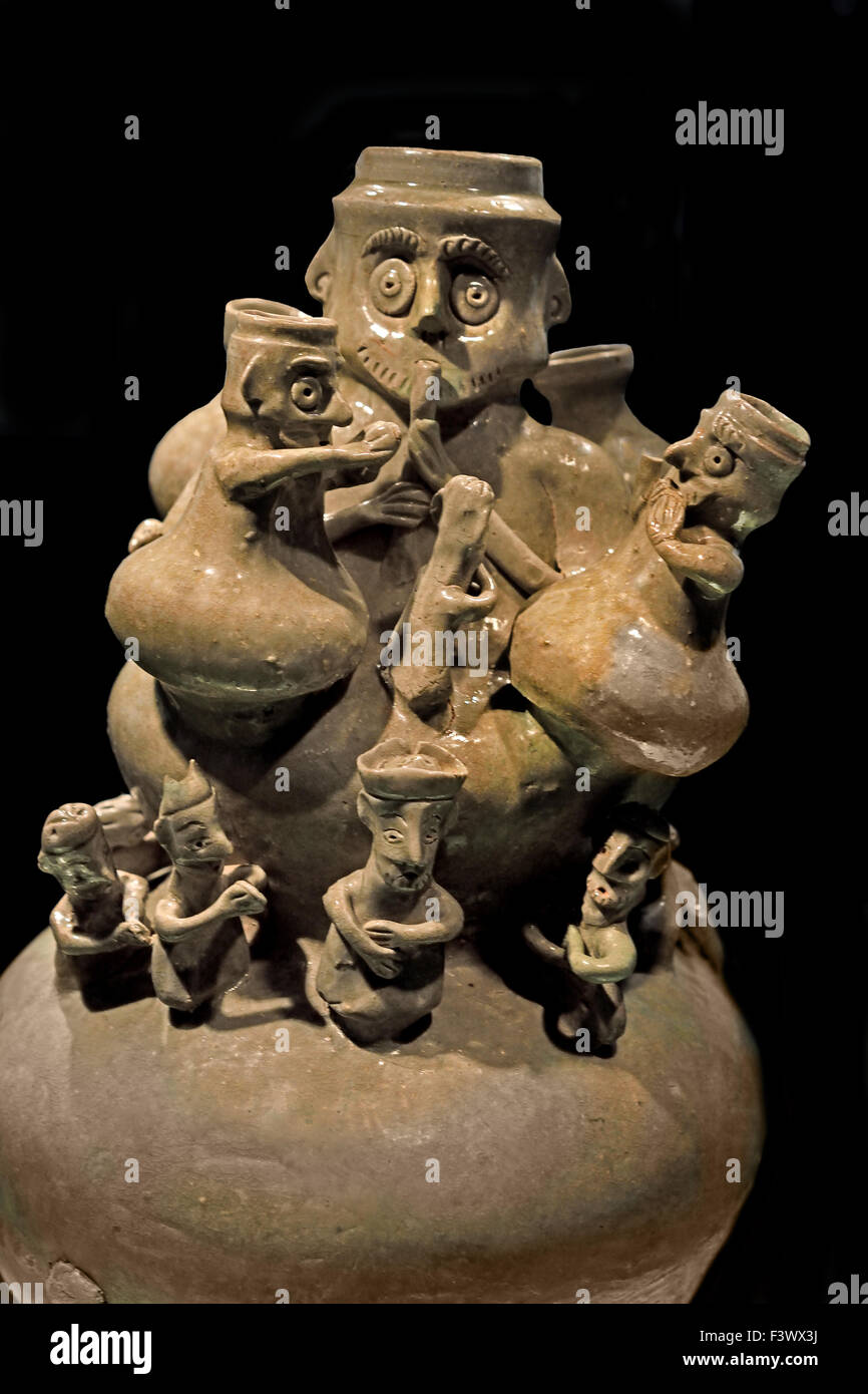 Vaso Celadon con modellato statuine umane - Wuzhou Ware (Wu Membro di tre Kindoms 222 - 280 D.C. ) al Museo di Shanghai di Antica Arte Cinese Cina Foto Stock