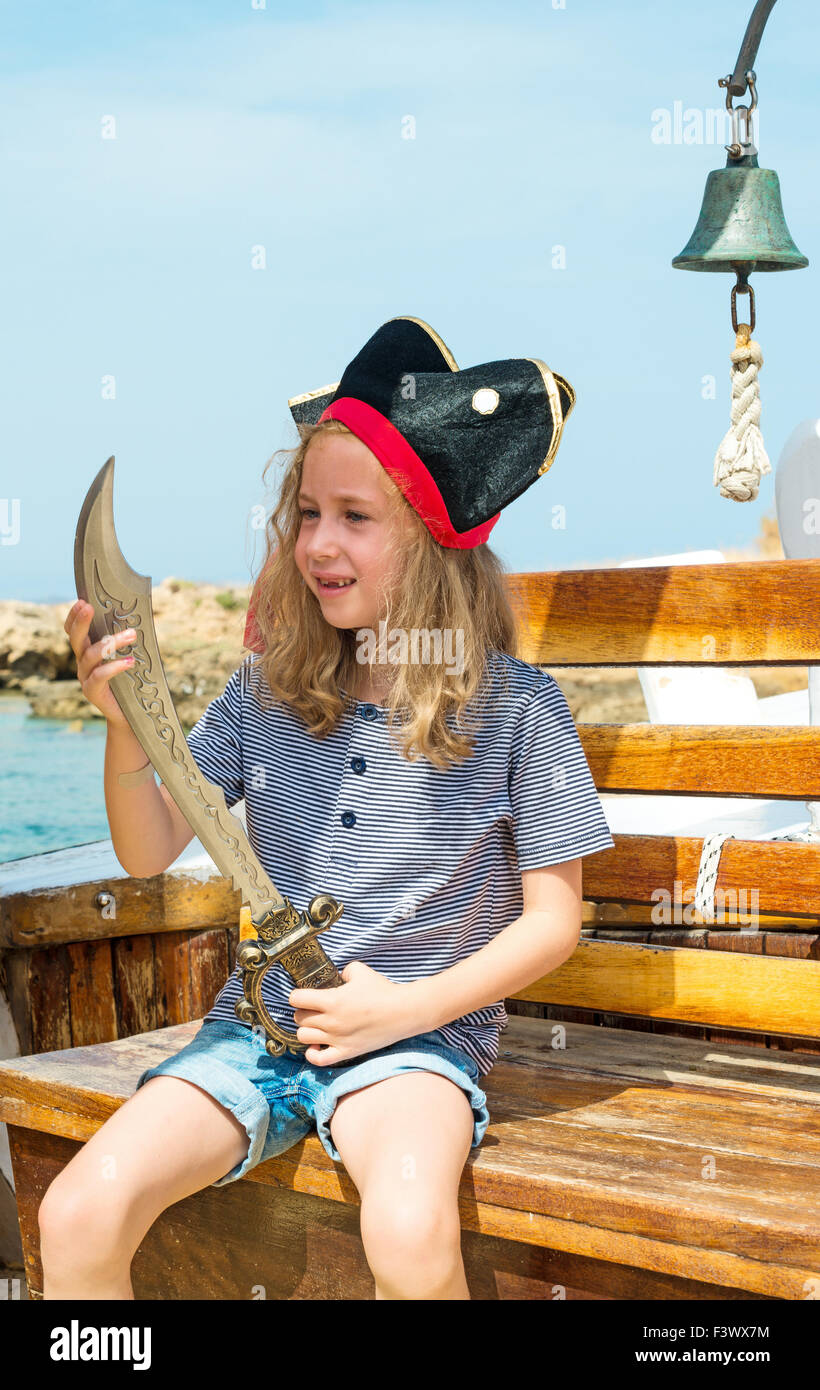 Bambina in costume da pirata con la spada Foto stock - Alamy