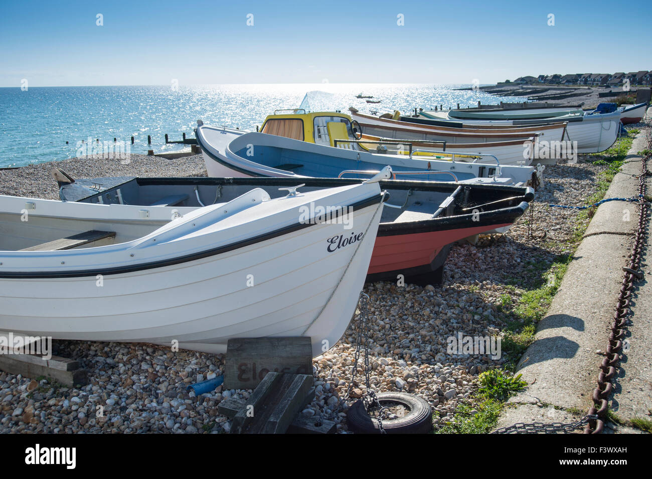 Piccole barche di pescatori sulla spiaggia di ciottoli a Selsey Bill Foto Stock