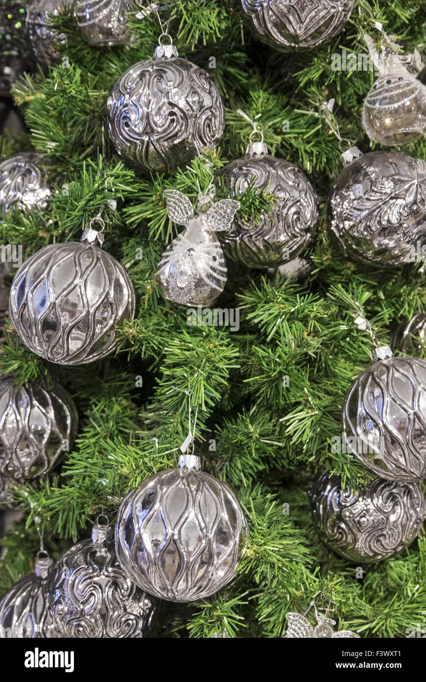 Ornamenti su un albero di natale di close-up Foto Stock
