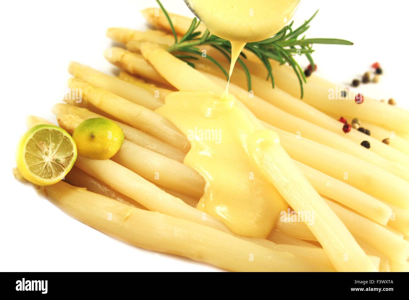 Asparagi freschi con hollandaise Foto Stock