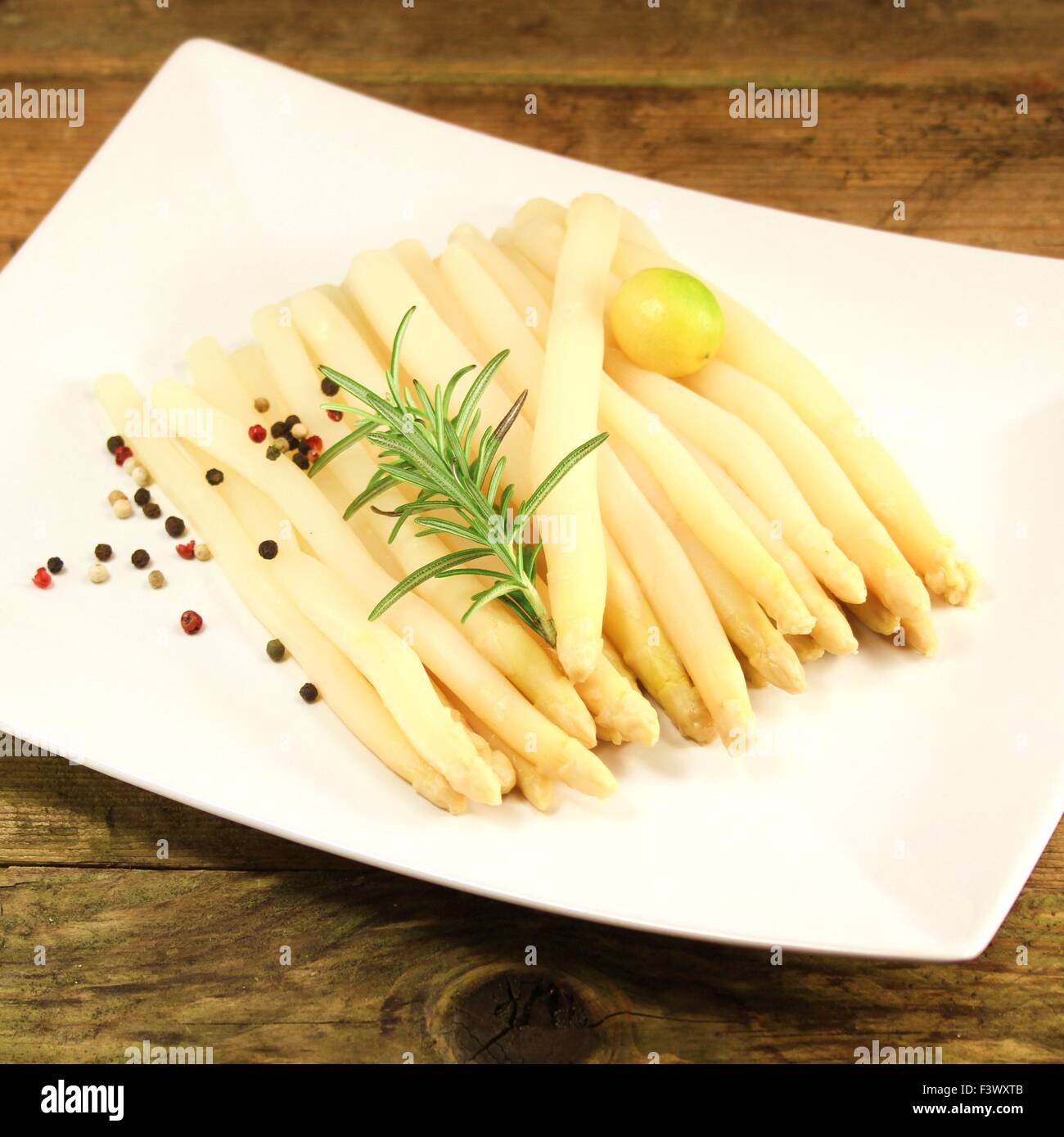 Asparagi freschi serviti Foto Stock