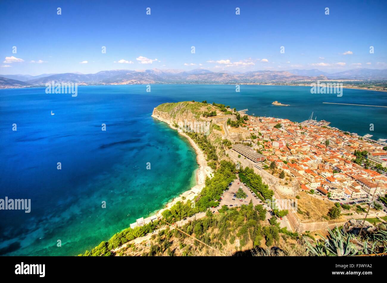 Una veduta aerea della città bellissima Nafplio, in Grecia che fu la prima capitale della Grecia. Il castello di Palamidi Bourtzi e sono così Foto Stock