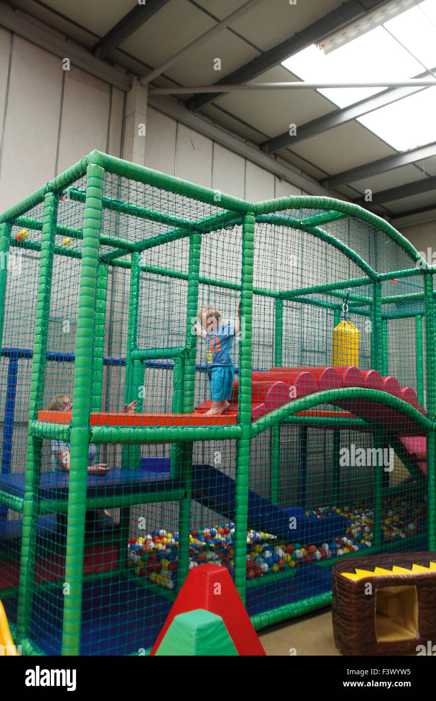 Il Toddler giocando in playbarn Foto Stock