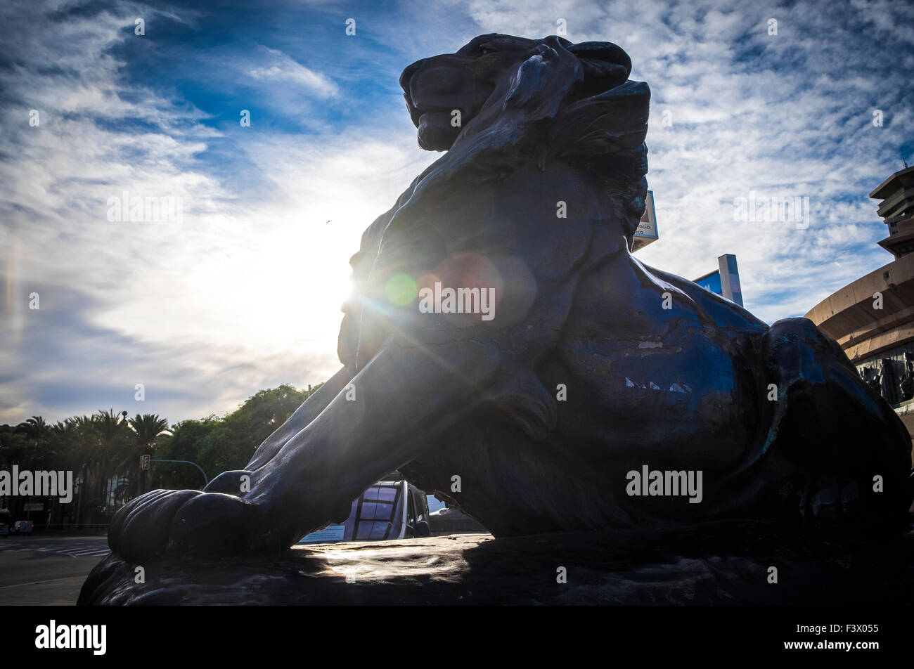 Lion al fondo di Cristoforo Colombo statua in Barcellona, Spagna Foto Stock