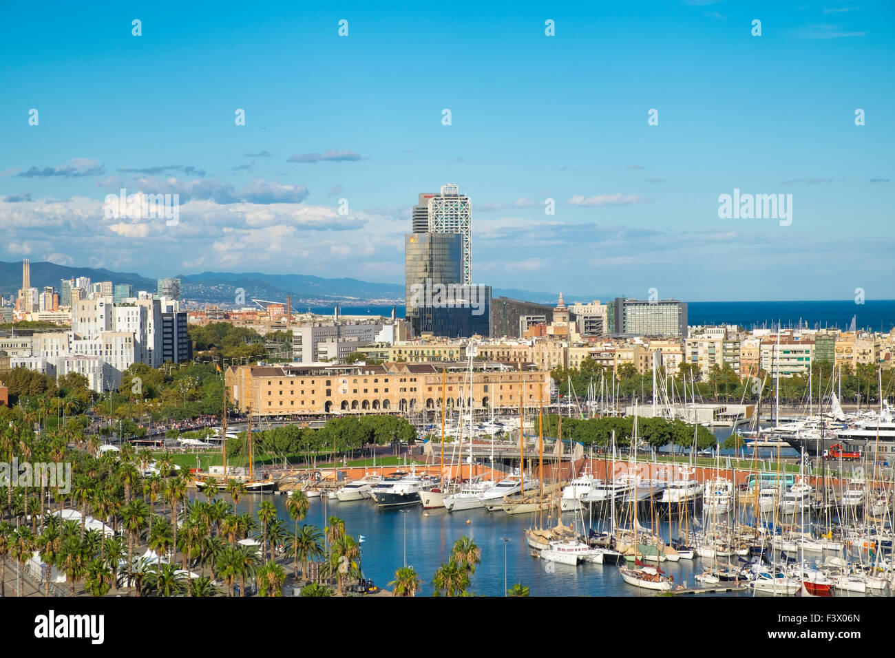 Vista aerea del Port Vell, antico porto di Barcellona, in Catalogna, Spagna Foto Stock