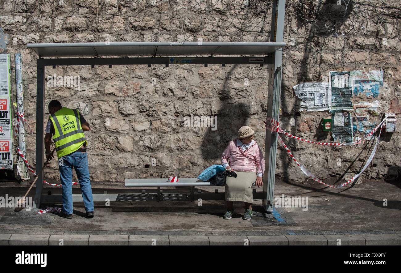 (151013) -- Gerusalemme, 13 ottobre, 2015 (Xinhua) -- una donna israeliana attende per bus sul sito di una stazione degli autobus attentato a Gerusalemme, su 13 Ottobre, 2015. Almeno tre israeliani sono stati uccisi e 26 altri feriti in quattro attacchi di palestinesi a Gerusalemme e la città di Ra'anana Martedì mattina la polizia israeliana detta. Un palestinese su un furgone con il logo di Israele nazionale di telecomunicazioni della società, Bezeq, correva su pendolari in corrispondenza di una stazione di autobus in Geula quartiere nel centro di Gerusalemme. Egli si è poi recato al di fuori del suo veicolo, che trafigge i passanti con un coltello. Servizi di salvataggio ha detto che ha ucciso e ferito a Foto Stock