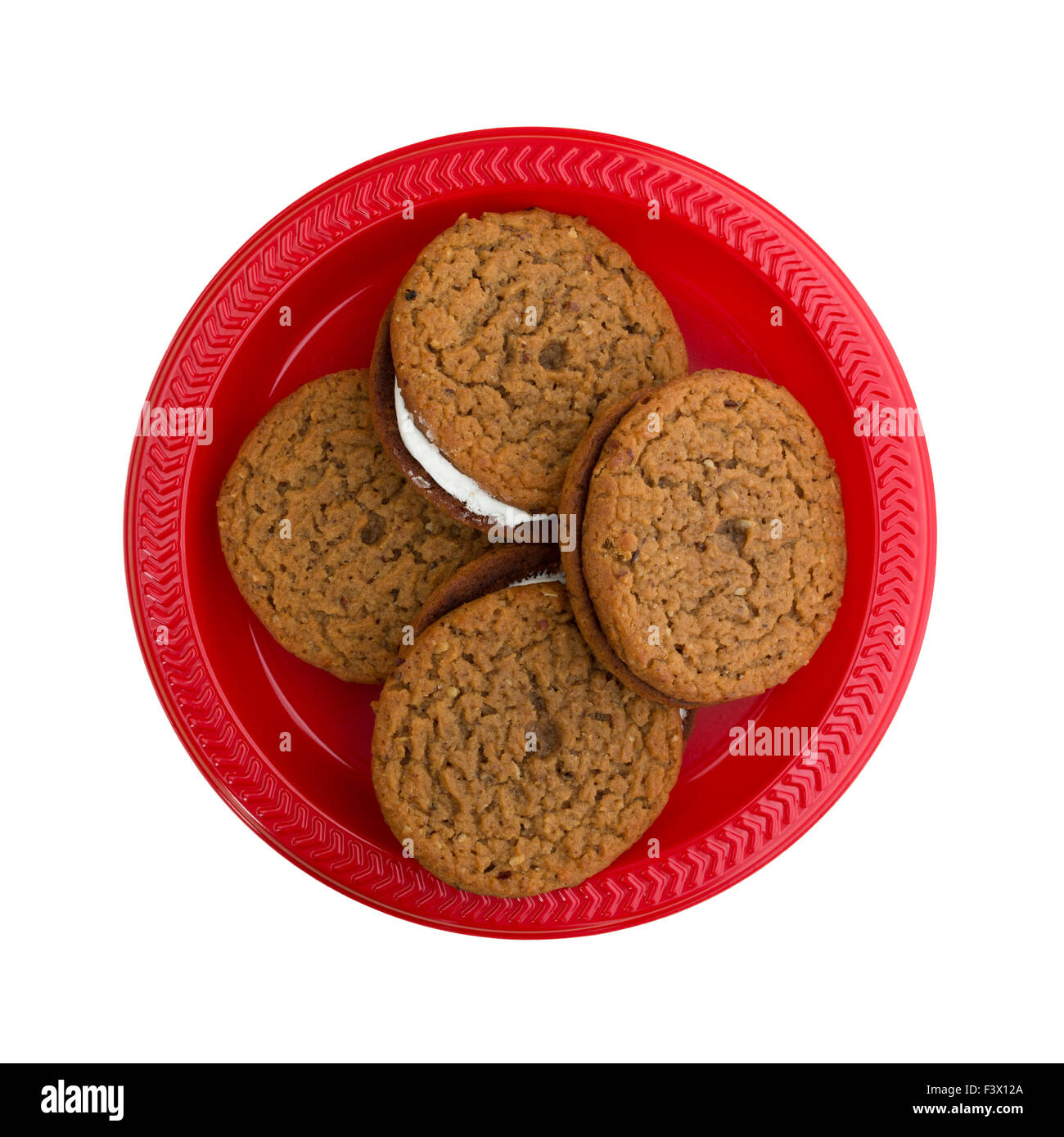 Quattro i fiocchi d'avena crème cookie su una targhetta rossa isolato su uno sfondo bianco. Foto Stock