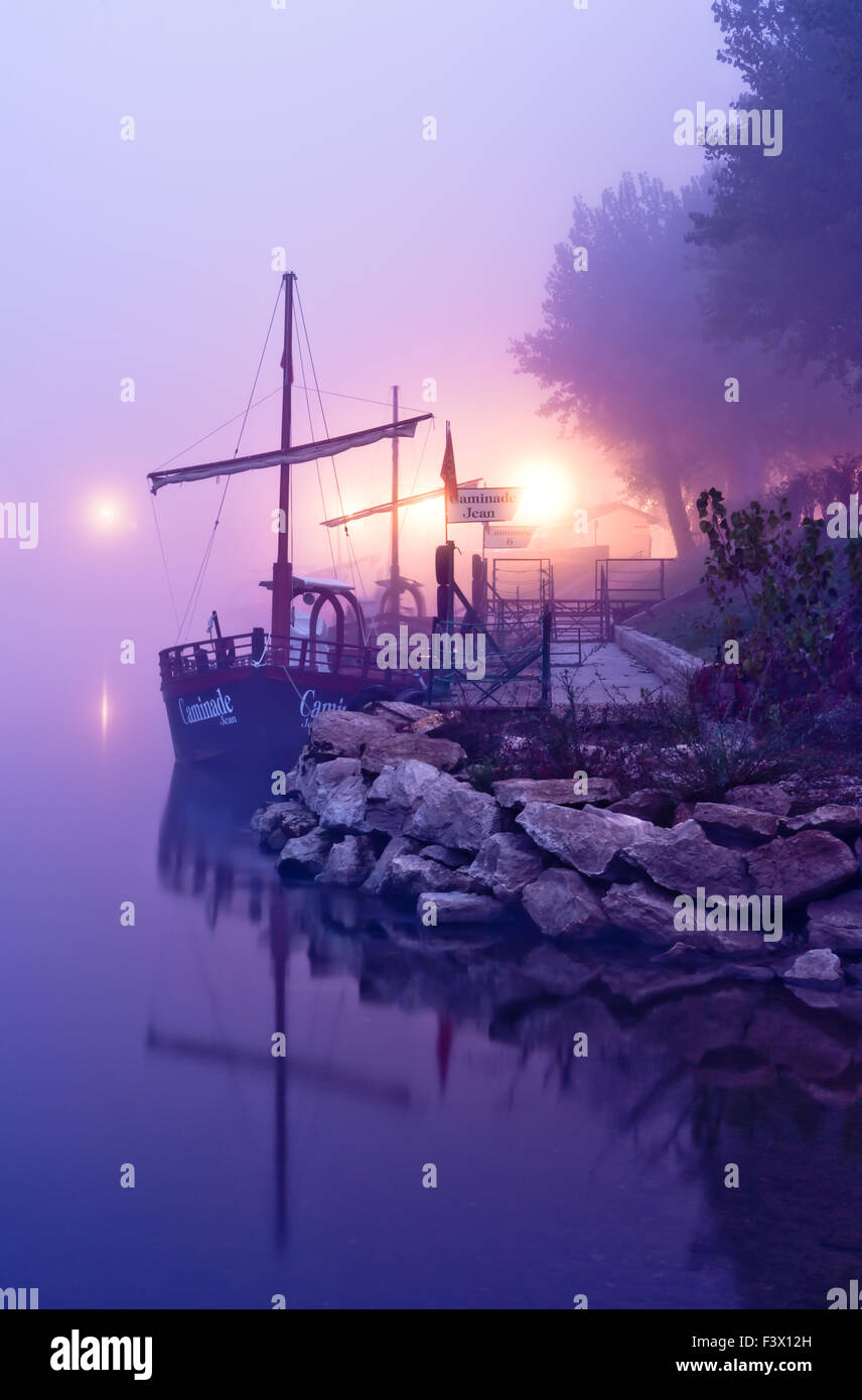 Due barche sul fiume Dordogne nella nebbia, Les Gabarres, a Beynac, Dordogna Foto Stock