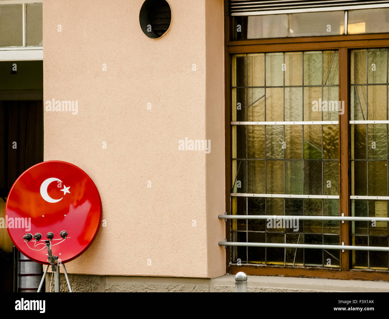Ricevitore satellitare, bagno turco bandiera nazionale Foto Stock