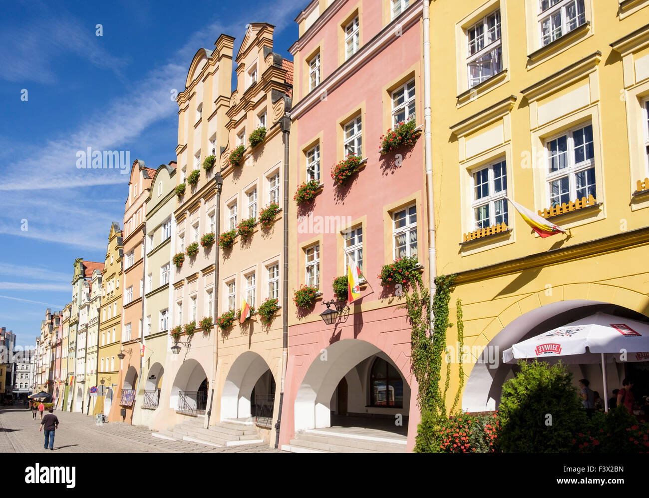 Barocco colorato tenement case e portici che si affacciano su acciottolati Plac Ratuszowy o Piazza del Municipio Jelenia Gora Polonia Foto Stock