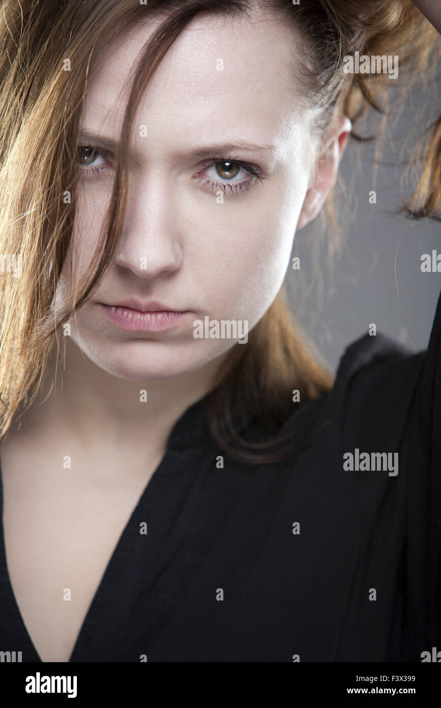 Giovane donna con sguardo intenso Foto Stock